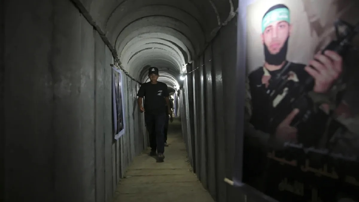 Gaza Underground Tunnels: खान यूनुस में अंडरग्राउंड सुरंग से भारी हथियारों का जखीरा बरामद, वायरल हुआ VIDEO