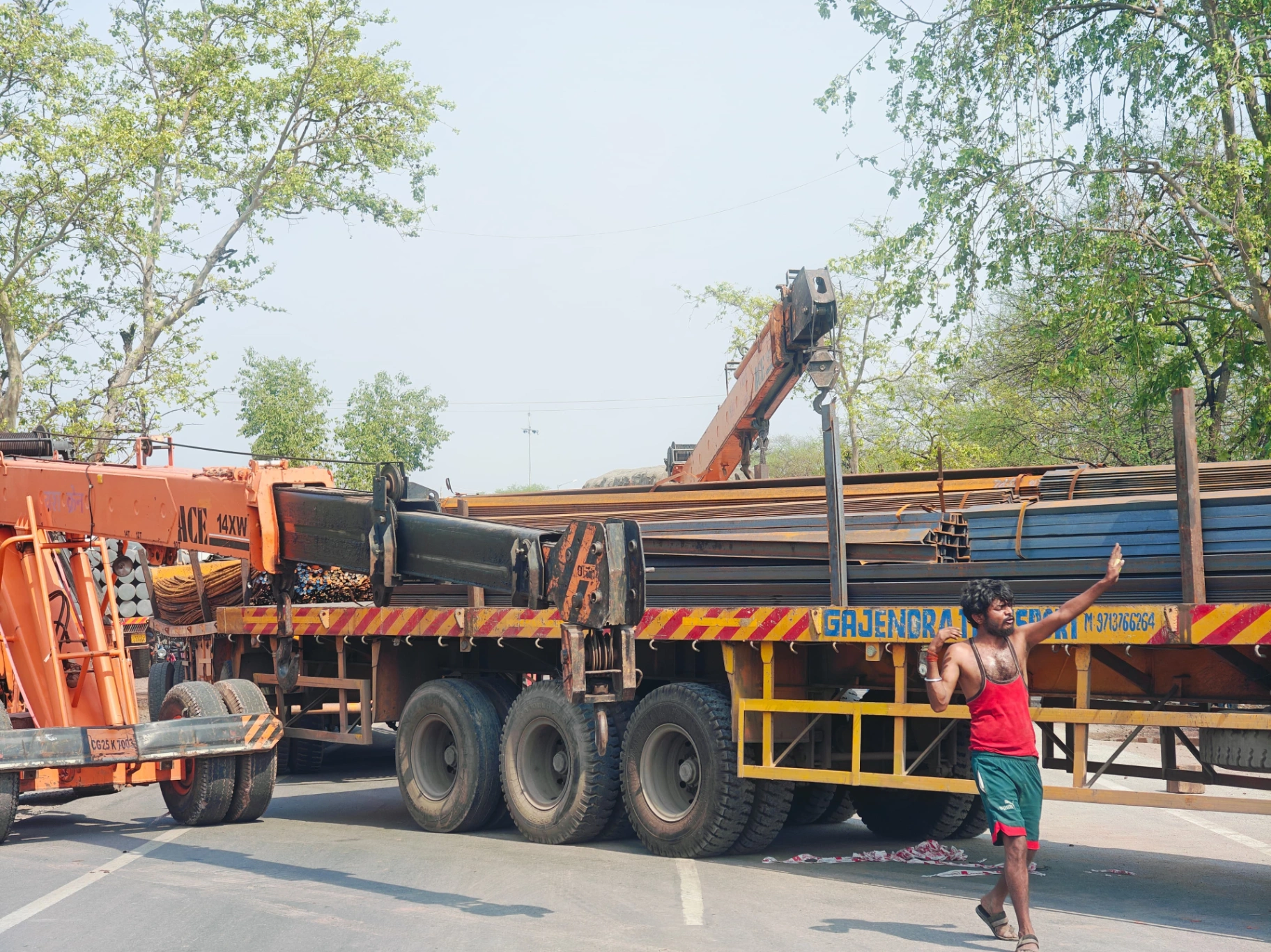 ओवरलोड खड़े ट्रक से टकराया दूसरा ट्रक, क्या वाहनों की हुई थी सही जांच?