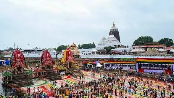 बारिश के बीच गर्भगृह से निकले भगवान जगन्नाथ, विश्व प्रसिद्ध रथ यात्रा का शुभारंभ, देश-विदेश से पहुंचे लाखों श्रद्धालु