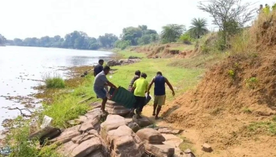 इंद्रावती नदी में मिला शव