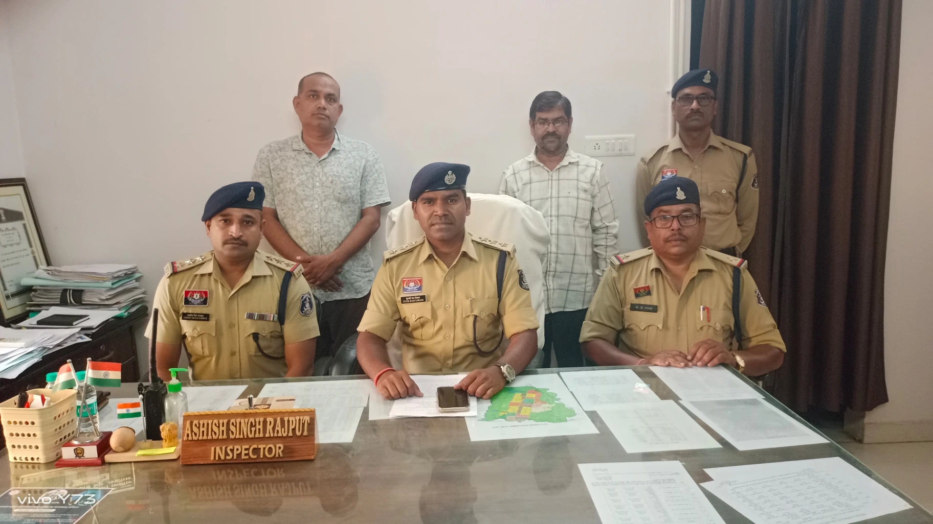 शिक्षक एवं कलर्क गिरफ्तार, 3 दर्जन लोगों से की वसूली