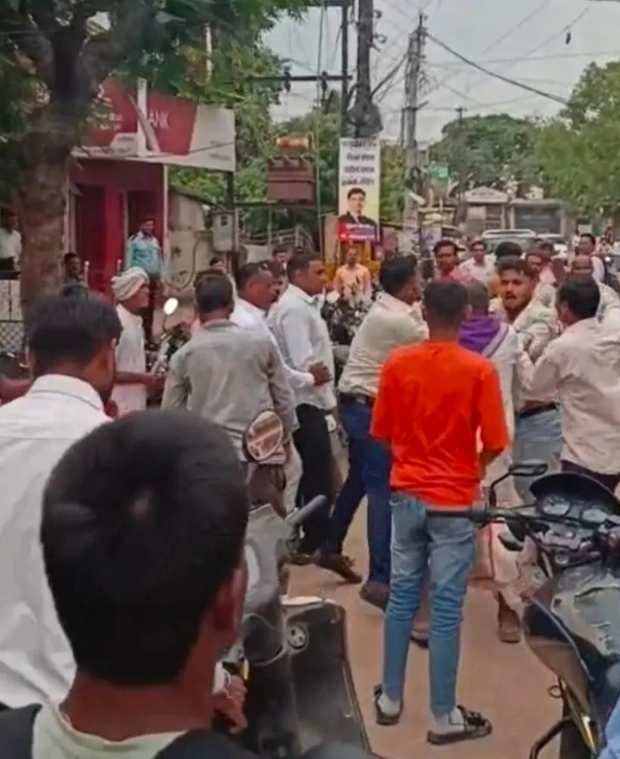 स्टेट बैंक के पास बुजुर्ग से बैग छीनकर भाग रहा था युवक, लोगों ने दौड़ाकर पकड़ पुलिस को सौंपा
