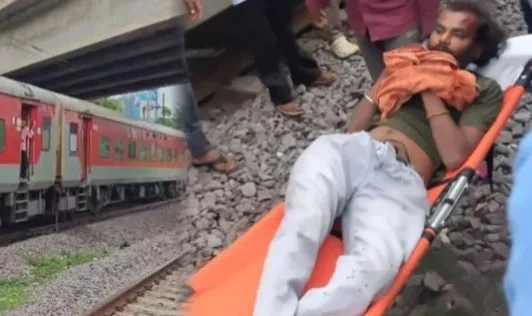 गंभीर घायल, 15 मिनट तक रेल परिचालन प्रभावित